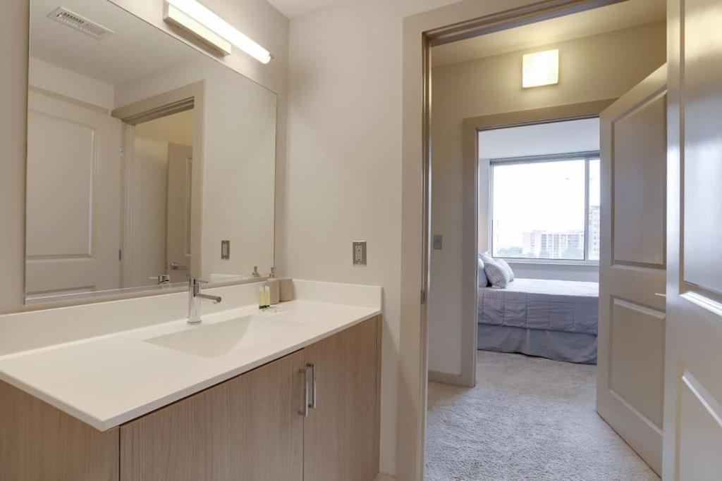Wonderful 2Br Apartment At Crystal City Arlington Luaran gambar